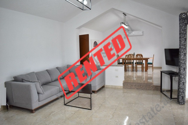 Apartament 3+1 me qera tek Liqeni i Thate prane Kopshtit Zoologjik ne Tirane.

Pozicionohet ne kat